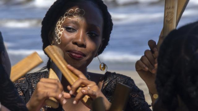 Femme mahoraise avec le masque de beauté, Msindzano et Mbiwi