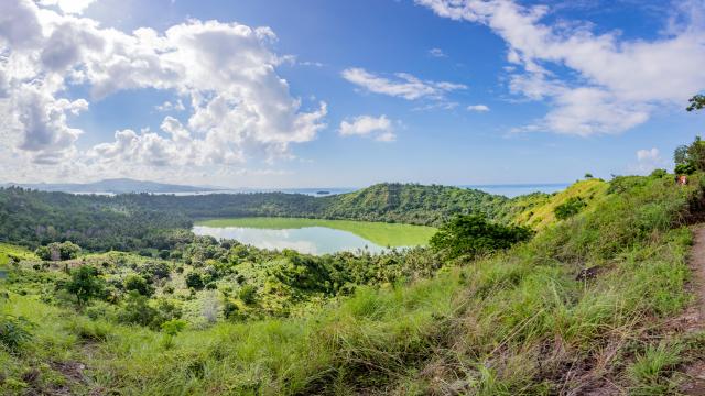 Petite Terre Lac Dziani Paysage 2 Original Min