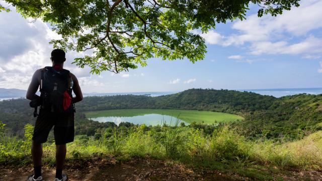 Petite Terre Lac Dziani Randonneur Touriste Paysage 7407 Original (1)