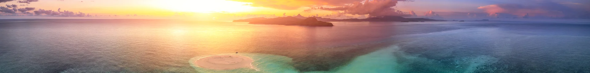 Un magnifique coucher de soleil qui survient juste après le passage de grains orageux sur l'îlot de sable blanc de Saziley.