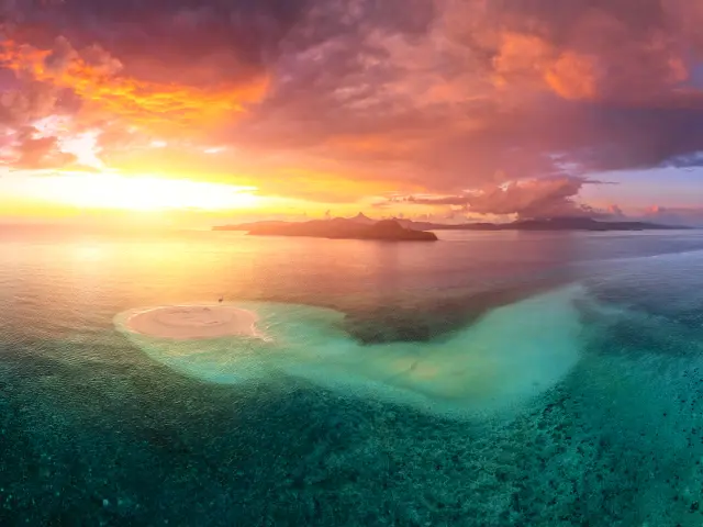 Un magnifique coucher de soleil qui survient juste après le passage de grains orageux sur l'îlot de sable blanc de Saziley.